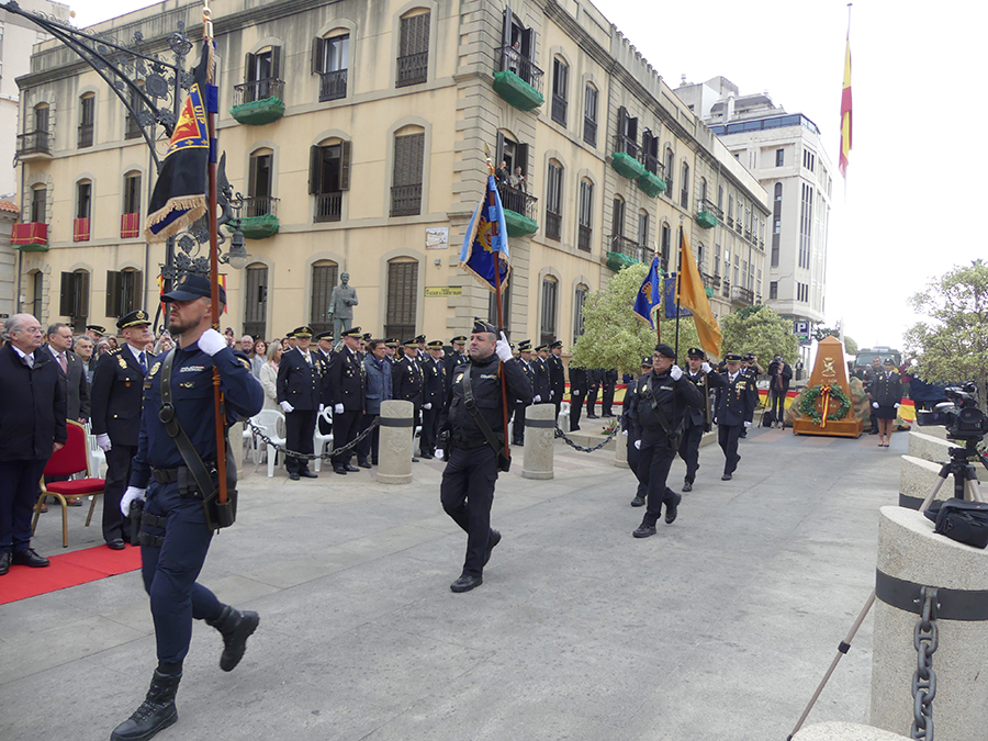 Agentes de Policía Nacional desfilando en el acto de Izado de la Bandera de España. 